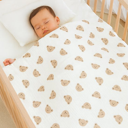 Petit bébé qui dort dans son lit avec Couverture bébé petit ourson