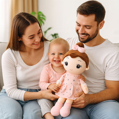les parents sont avec leurs bébé qui joue avec la poupée chiffon