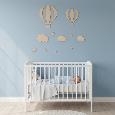 Stickers muraux bébé qui dort paisiblement dans la chambre avec decors cosy 