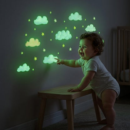 Stickers muraux chambre petit nuage fluo vert avec bébé tout content
