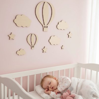 Stickers muraux en bois decoupé au laser posés sur le mur chambre bébé