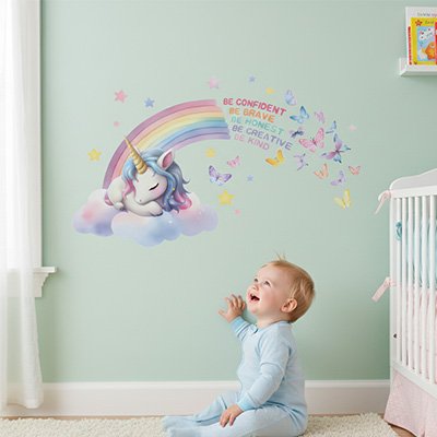 Stickers muraux enfant  bebe qui regarde le mur decoré d'arc en ciel et licorne