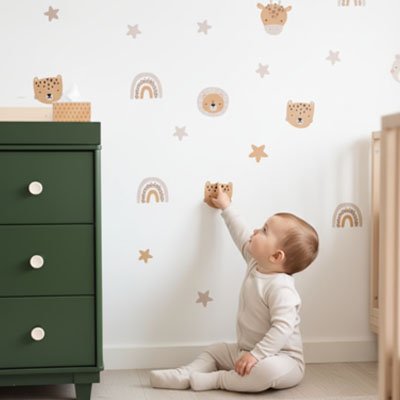 Stickers muraux enfant  bébé qui s'amuse dans la chambre avec une belle decoration