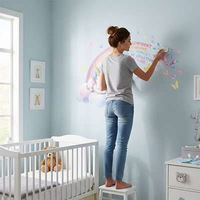 Stickers muraux enfant  maman qui installe l'arc enciel sur le mur de la chambre