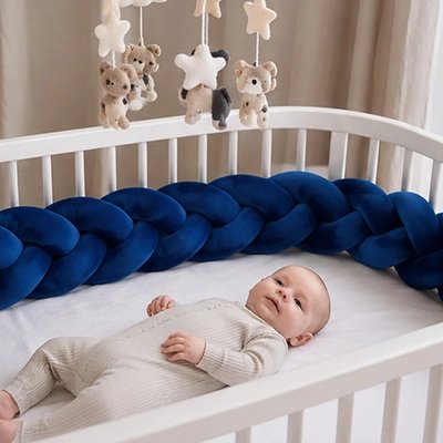 Tour de lit tresse bébé dort confortablement dans son lit 