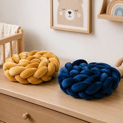 Tour de lit tresse jaune et bleu sur la table
