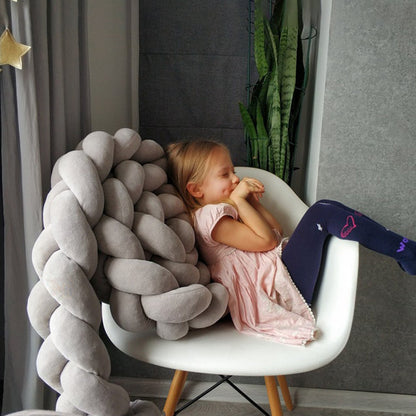 tour de lit tresse fille qui joue