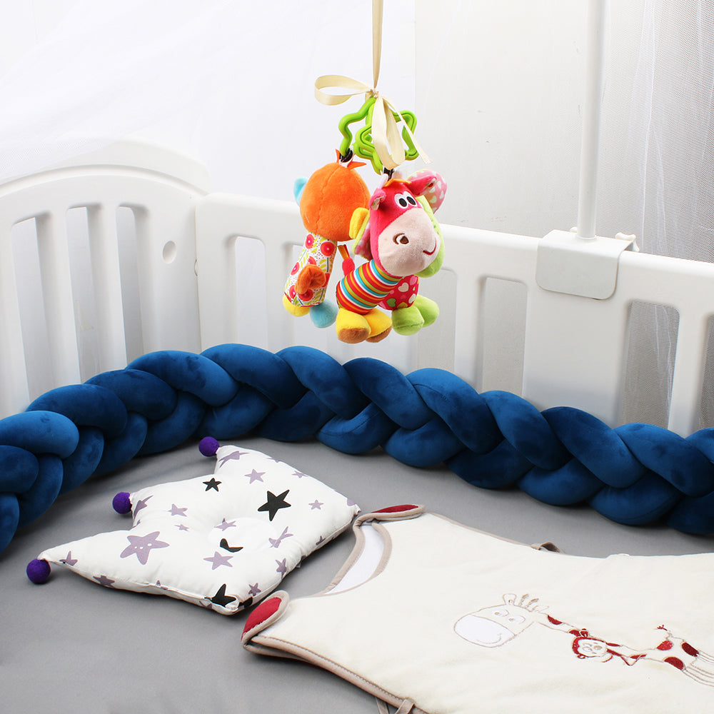 la tresse de lit bebe est présenté dans le berceau de bébé avec une peluche