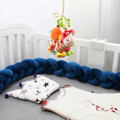la tresse de lit bebe est présenté dans le berceau de bébé avec une peluche