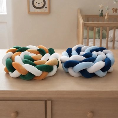 Tresse de lit differente couleur sur la table de la chambre bébé