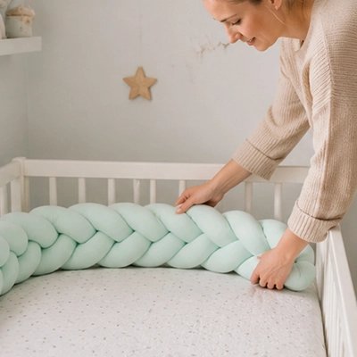Tresse de lit maman qui installe la tresse de au bord du lit
