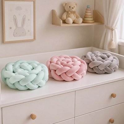 Tresse de lit tois couleurs vert rose gris sur la table