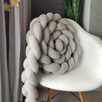 troue-de-lit-tresse-chaise-et-plante