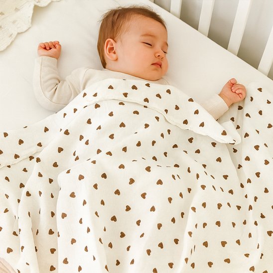 Un beau bébé dort paisiblement avec Couverture bébé petit coeur