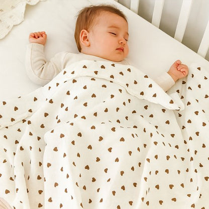 Un beau bébé dort paisiblement avec Couverture bébé petit coeur
