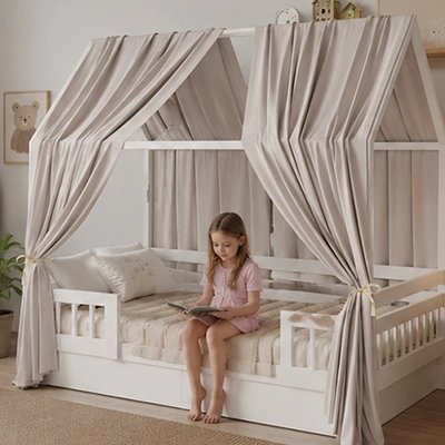 Un jolie lit de bébé decoré avec un Ciel de lit gris