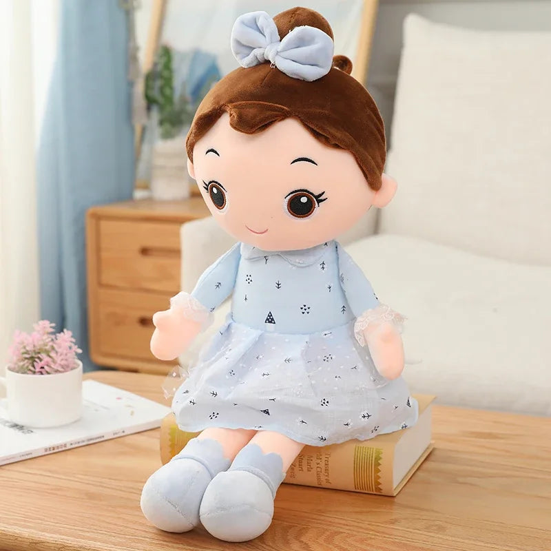 la variante bleu de la poupée chiffon est présenté 