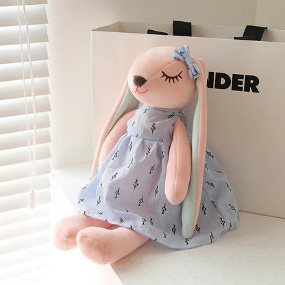 la variante de la peluche lapin avec sa robe bleu est présentée
