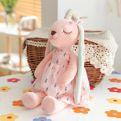 la variante de la peluche lapin avec la robe rose