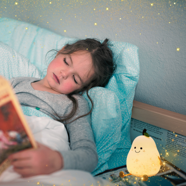 une fille dans son lit qui s'en dore un livre à la main sous la lumière magique de Kutchi 
