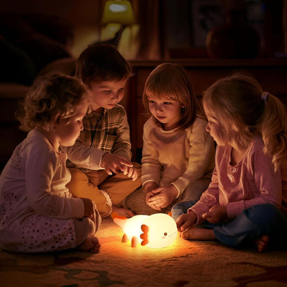 quatre enfant sont autour de la veilleuse bébé axolight qui éclaire d'une lumière douce