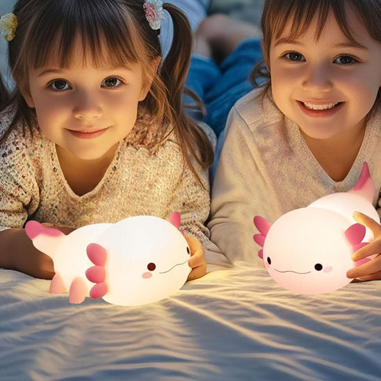 deux filles jumelles tiennent chacune dans les mains la veilleuse bébé axolight