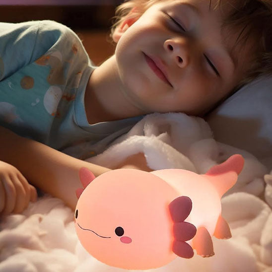 une veilleuse bébé en forme d'axolotl éclaire paisiblement la chambre enfant pendant qu'elle dort