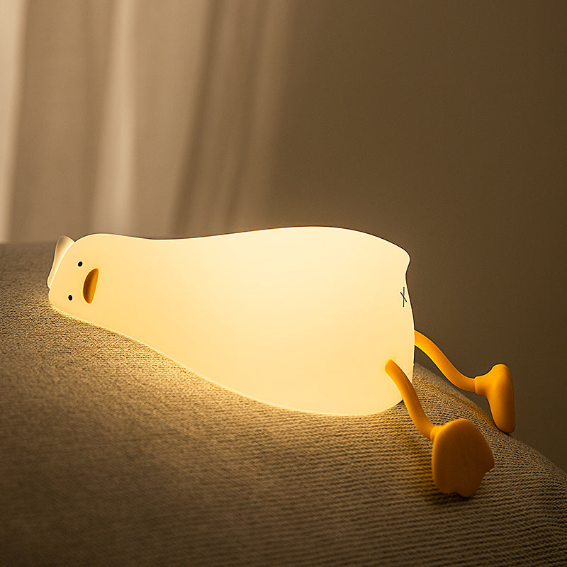 la veilleuse bébé canard sur un canapé 
