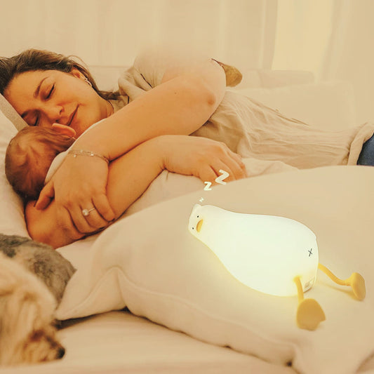 veilleuse bébé en canard et une maman qui serre fort on bébé