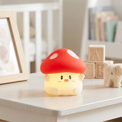 Veilleuse bébé champignon sur la table de la chambre bébé