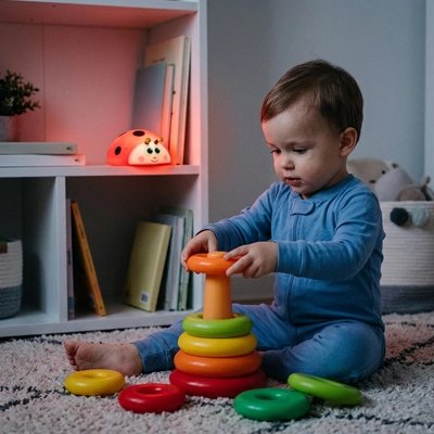 Veilleuse bébé coccinelle illumine l'espace de bébé qui joue