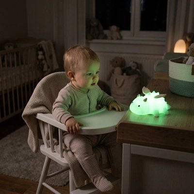 Veilleuse bébé dragon avec lumiere verte douce qui facine bébé