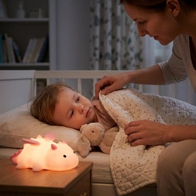 Veilleuse bébé dragon maman qui rassure bébé avant de dormir
