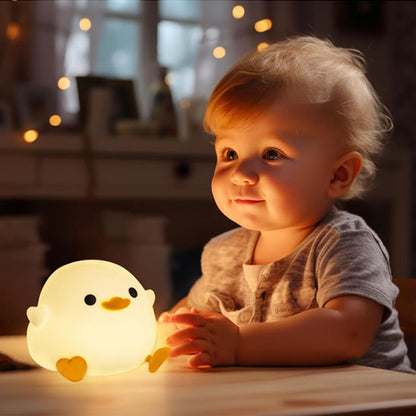 enfant qui joue avec plume la bebe veilleuse