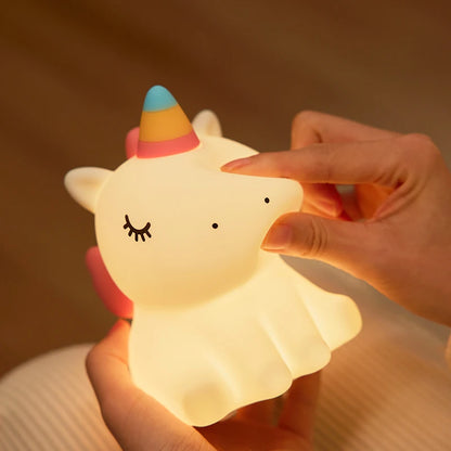 une personne qui teste le matériaux souple en silicone de la veilleuse bébé
