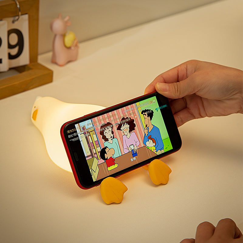 la veilleuse bébé Moby est utilisé comme support de téléphone