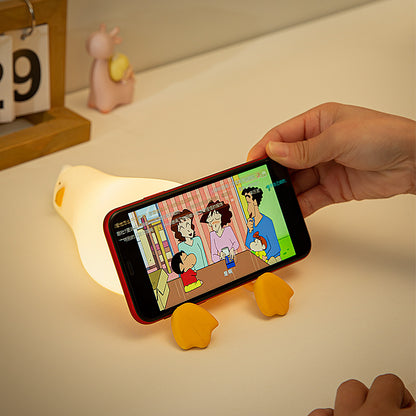 la veilleuse bébé Moby est utilisé comme support de téléphone