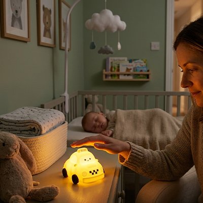 Veilleuse bebe taxi maman qui allume la veilleuse pour rassurer bébé