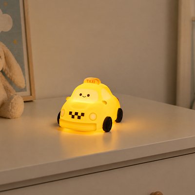 Veilleuse bebe taxi minione sur table de chevet