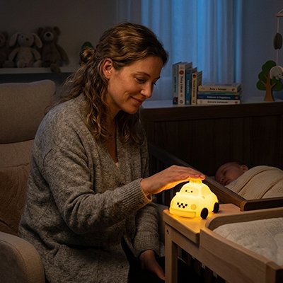 Veilleuse bebe taxi que maman allume pour eclairer bébé