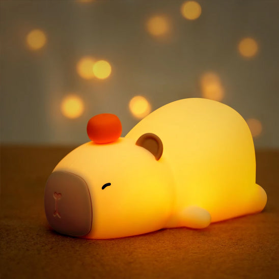 veilleuse bébé capybara avec orange sur la tete