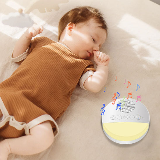 Veilleuse bruit blanc et bébé qui dort dans lit.