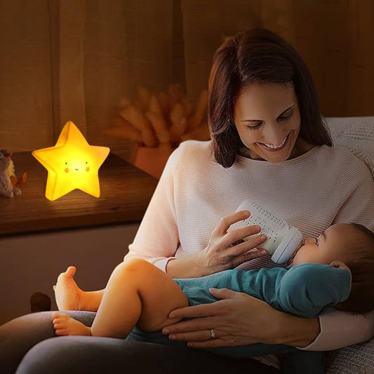 une maman qui donne a son bébé un biberon le soir sous la lumière douce de la veilleuse