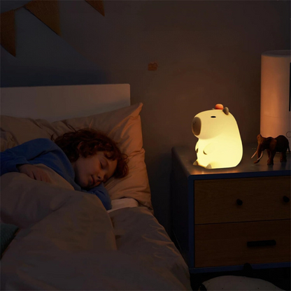 une fille adorable qui dort dans sa chambre et éclairé par veilleuse enfant 