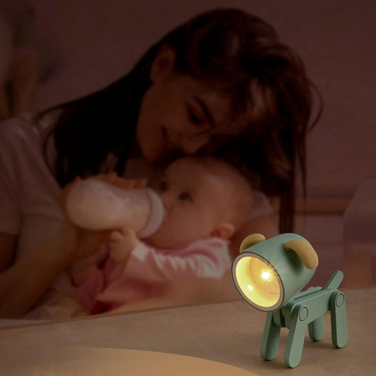 maman qui donne un biberon a son bébé sous la lumière de la veilleuse enfant minideer