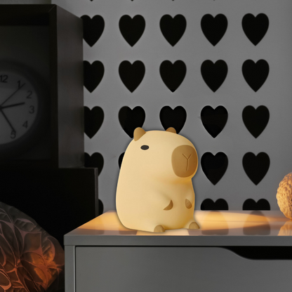 la veilleuse enfant capybara est mise en avant sur une table au design moderne