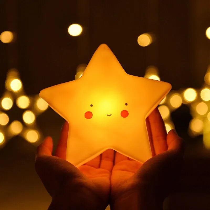 une personne prend la veilleuse en forme d'étoile stella entre ses mains