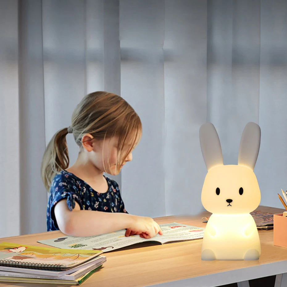petite fille qui fait ses devoirs de classe avec la veilleuse pour enfant Lapinou