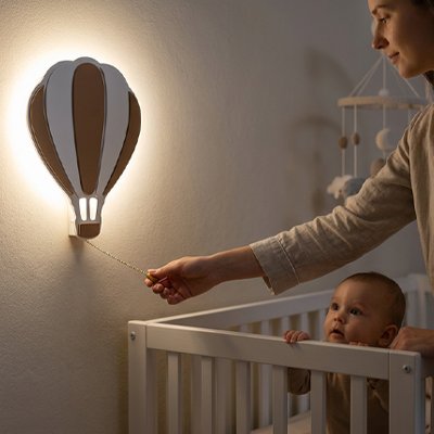 Veilleuse murale bébé regarde maman qui allume la veilleuse