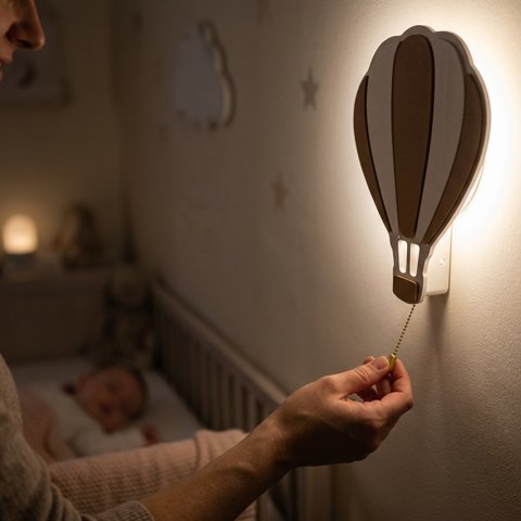 Veilleuse murale maman qui allume la veilleuse en forme de mangolfiere